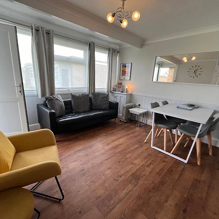 Beachcomber, Sunbeach, Scratby - Two Bed Chalet, Sleeps 4, Free Wi-Fi, Free Club Passes, Free Swimming And Pet Friendly Exterior photo