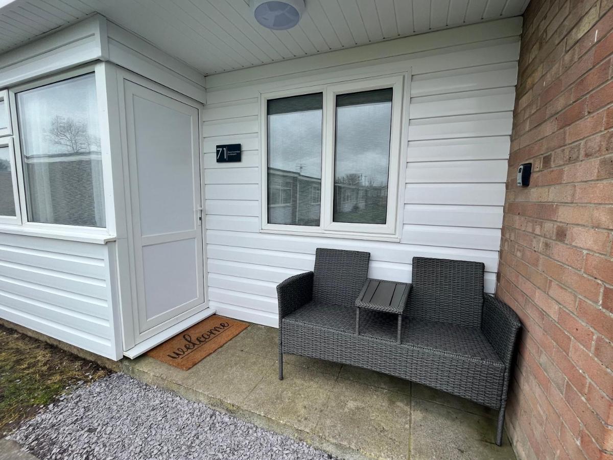 Beachcomber, Sunbeach, Scratby - Two Bed Chalet, Sleeps 4, Free Wi-Fi, Free Club Passes, Free Swimming And Pet Friendly Exterior photo