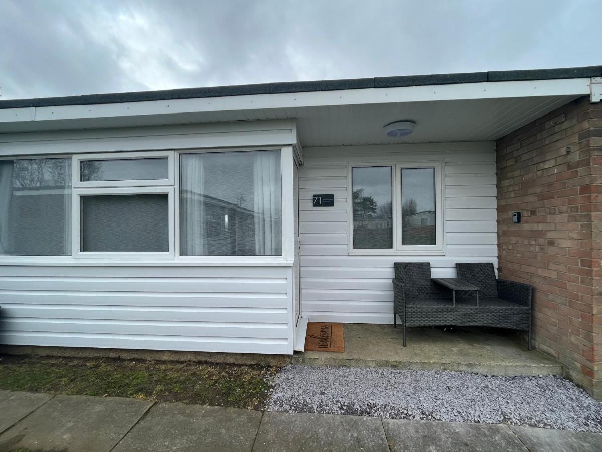 Beachcomber, Sunbeach, Scratby - Two Bed Chalet, Sleeps 4, Free Wi-Fi, Free Club Passes, Free Swimming And Pet Friendly Exterior photo