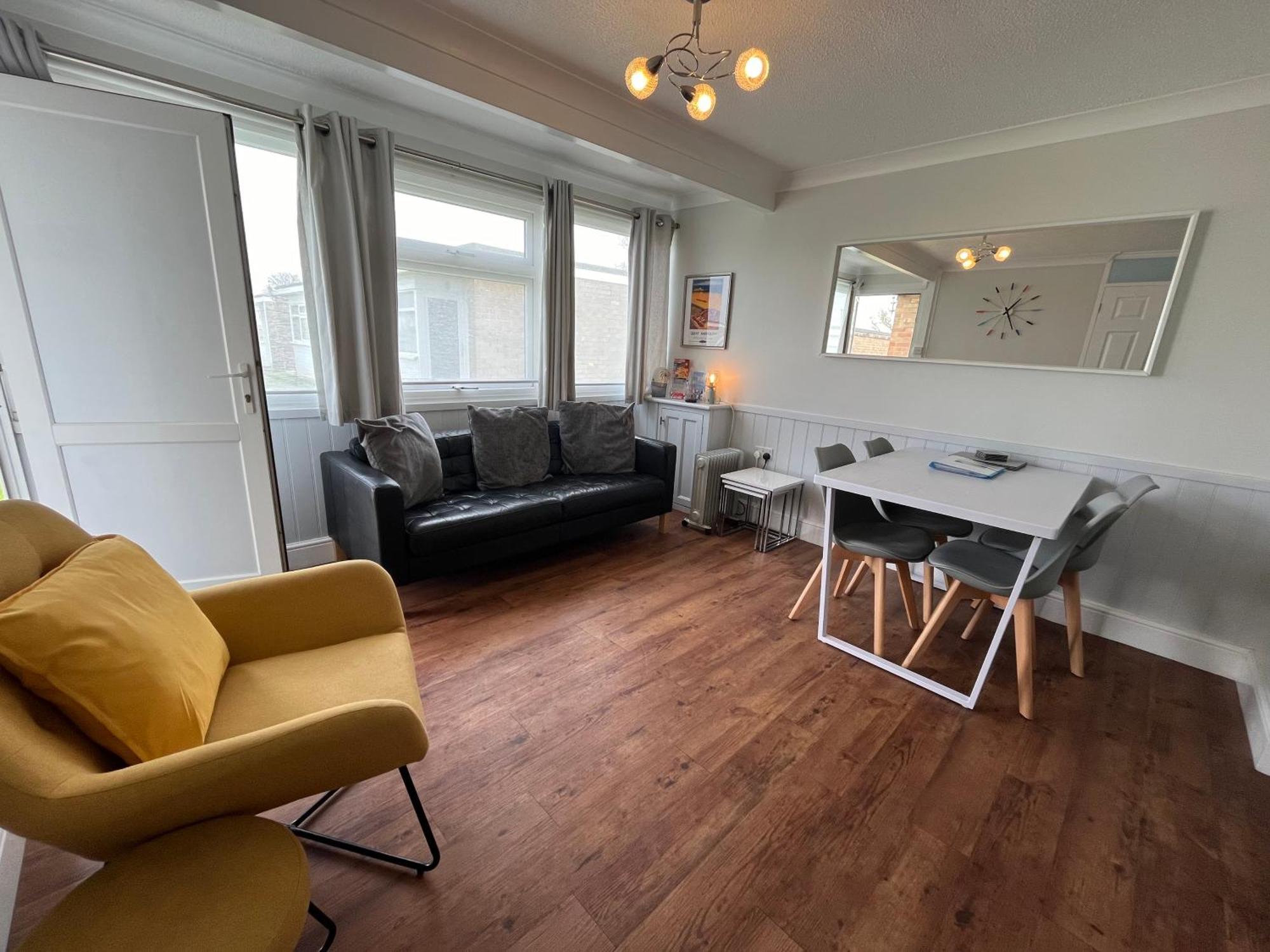 Beachcomber, Sunbeach, Scratby - Two Bed Chalet, Sleeps 4, Free Wi-Fi, Free Club Passes, Free Swimming And Pet Friendly Exterior photo