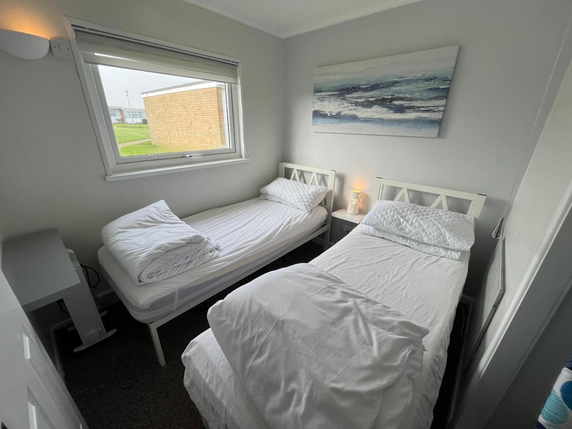 Beachcomber, Sunbeach, Scratby - Two Bed Chalet, Sleeps 4, Free Wi-Fi, Free Club Passes, Free Swimming And Pet Friendly Exterior photo