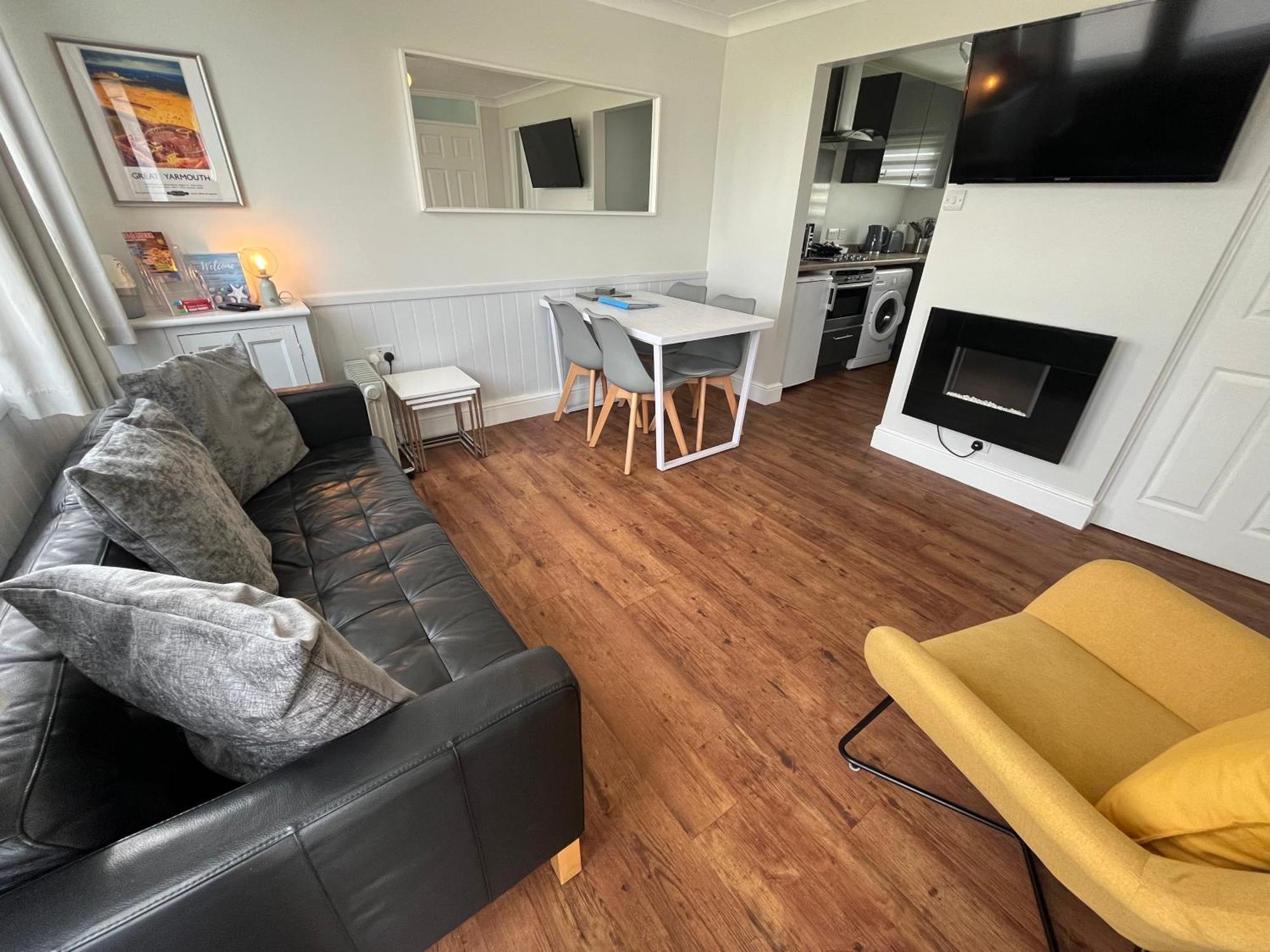 Beachcomber, Sunbeach, Scratby - Two Bed Chalet, Sleeps 4, Free Wi-Fi, Free Club Passes, Free Swimming And Pet Friendly Exterior photo
