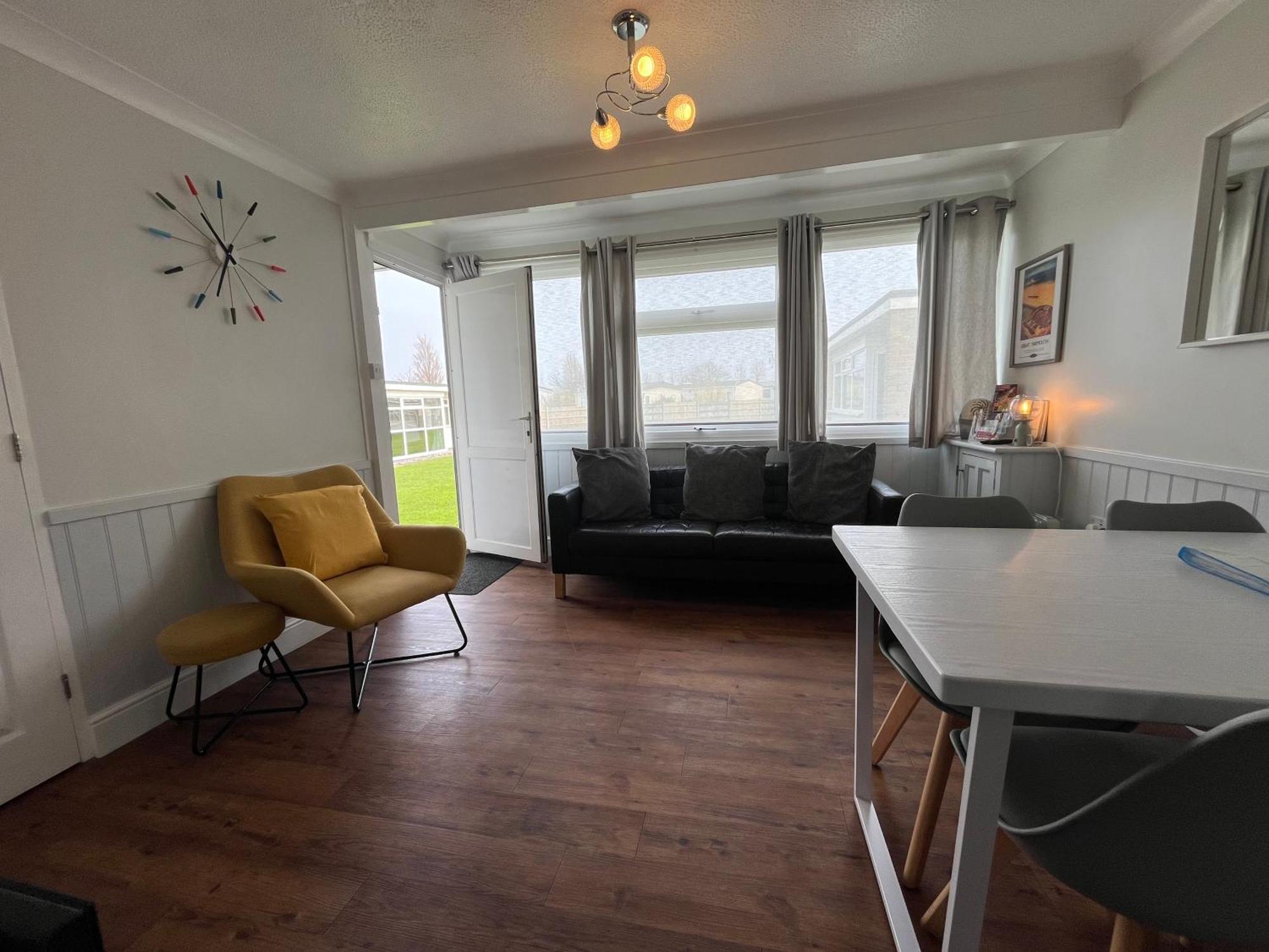 Beachcomber, Sunbeach, Scratby - Two Bed Chalet, Sleeps 4, Free Wi-Fi, Free Club Passes, Free Swimming And Pet Friendly Exterior photo